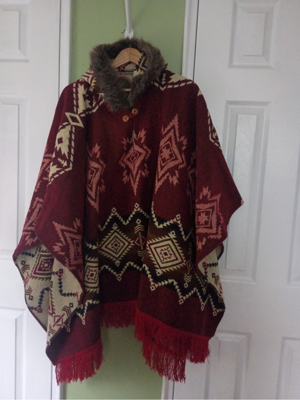 Women’s Red Aztec Pattern Faux-Fur Trim Poncho Jacket
